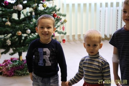 Маленьким пацієнтам дитячої міської лікарні подарували новорічний настрій