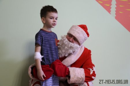 Маленьким пацієнтам дитячої міської лікарні подарували новорічний настрій