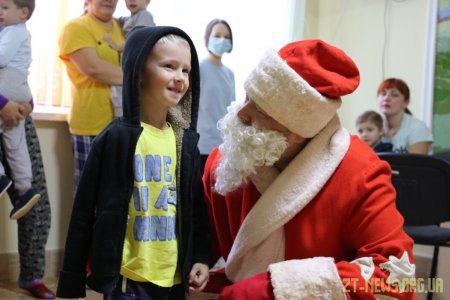 Маленьким пацієнтам дитячої міської лікарні подарували новорічний настрій