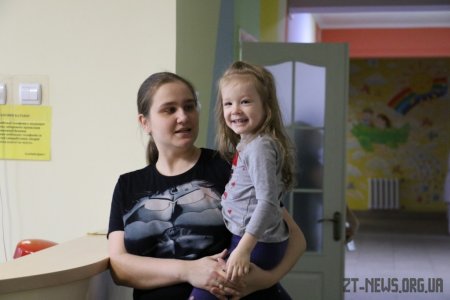 Маленьким пацієнтам дитячої міської лікарні подарували новорічний настрій