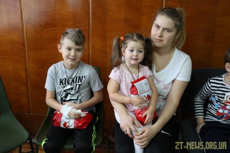 Маленьким пацієнтам дитячої міської лікарні подарували новорічний настрій