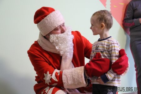 Маленьким пацієнтам дитячої міської лікарні подарували новорічний настрій