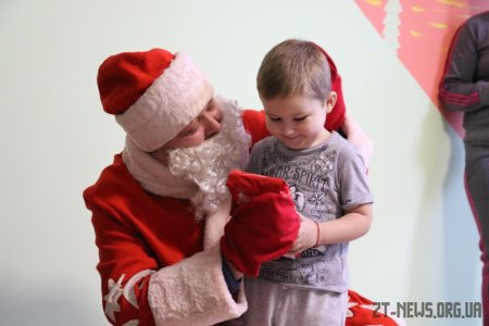 Маленьким пацієнтам дитячої міської лікарні подарували новорічний настрій