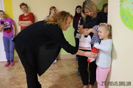 Маленьким пацієнтам дитячої міської лікарні подарували новорічний настрій