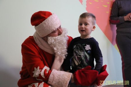 Маленьким пацієнтам дитячої міської лікарні подарували новорічний настрій