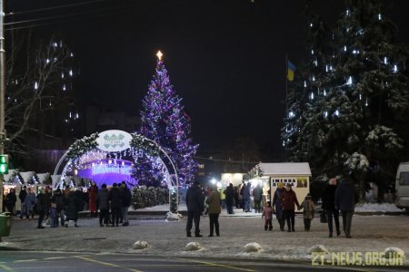 З нагоди Нового року та Різдва на Михайлівській щодня можна переглянути світлове шоу