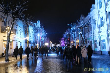 З нагоди Нового року та Різдва на Михайлівській щодня можна переглянути світлове шоу