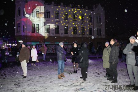 З нагоди Нового року та Різдва на Михайлівській щодня можна переглянути світлове шоу
