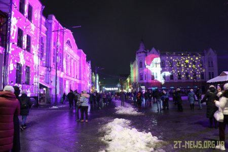 З нагоди Нового року та Різдва на Михайлівській щодня можна переглянути світлове шоу