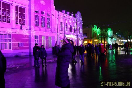 З нагоди Нового року та Різдва на Михайлівській щодня можна переглянути світлове шоу