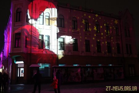 З нагоди Нового року та Різдва на Михайлівській щодня можна переглянути світлове шоу