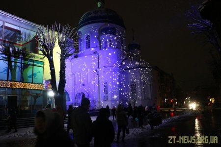 З нагоди Нового року та Різдва на Михайлівській щодня можна переглянути світлове шоу