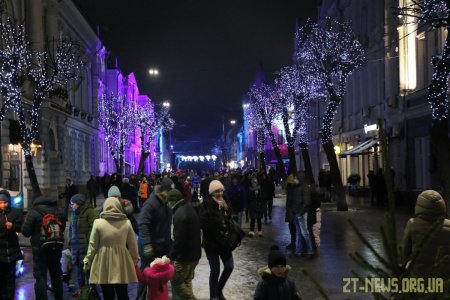 З нагоди Нового року та Різдва на Михайлівській щодня можна переглянути світлове шоу
