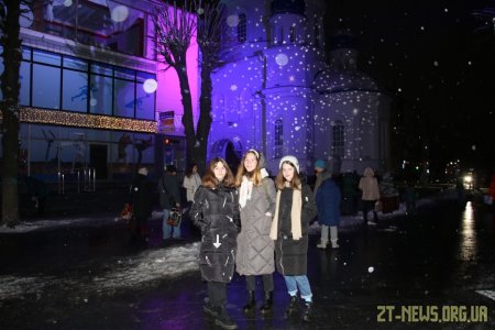 З нагоди Нового року та Різдва на Михайлівській щодня можна переглянути світлове шоу