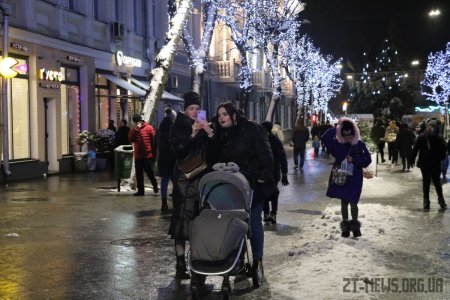 З нагоди Нового року та Різдва на Михайлівській щодня можна переглянути світлове шоу