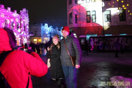 З нагоди Нового року та Різдва на Михайлівській щодня можна переглянути світлове шоу