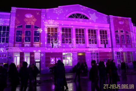 З нагоди Нового року та Різдва на Михайлівській щодня можна переглянути світлове шоу