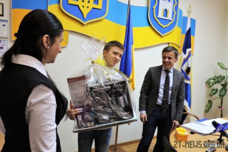 Мер Житомира вручив ключі від квартири хлопцю-сироті