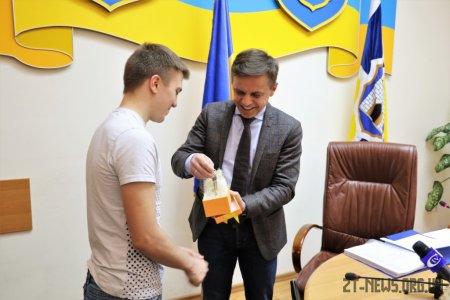 Мер Житомира вручив ключі від квартири хлопцю-сироті