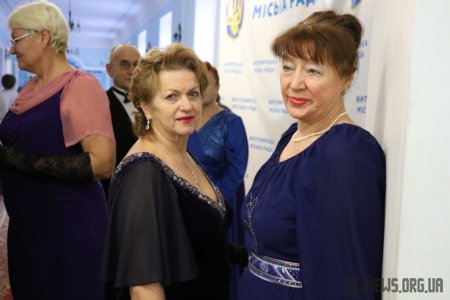 У міській раді відбувся благодійний бал на підтримку людей поважного віку