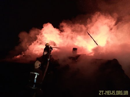 Вночі поблизу Житомира рятувальники гасили пожежу в дерев’яній двоповерховій будівлі