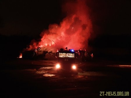 Вночі поблизу Житомира рятувальники гасили пожежу в дерев’яній двоповерховій будівлі