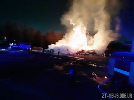 Вночі поблизу Житомира рятувальники гасили пожежу в дерев’яній двоповерховій будівлі
