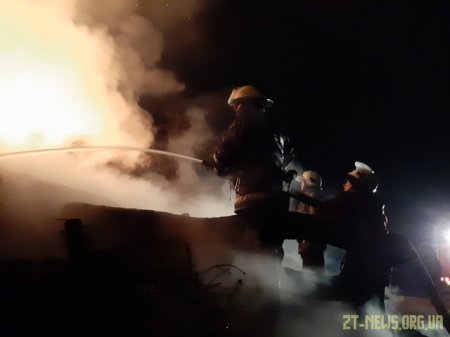 Вночі поблизу Житомира рятувальники гасили пожежу в дерев’яній двоповерховій будівлі