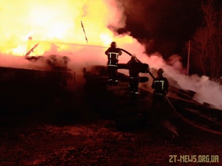 Вночі поблизу Житомира рятувальники гасили пожежу в дерев’яній двоповерховій будівлі
