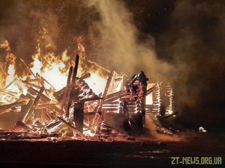 Вночі поблизу Житомира рятувальники гасили пожежу в дерев’яній двоповерховій будівлі
