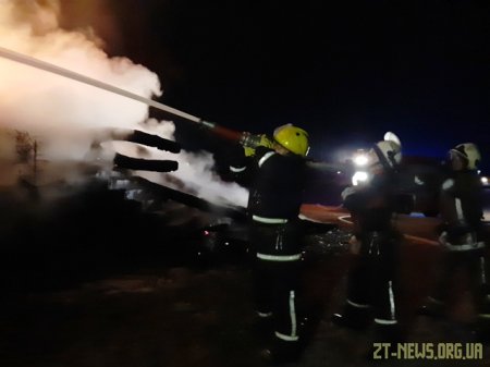 Вночі поблизу Житомира рятувальники гасили пожежу в дерев’яній двоповерховій будівлі