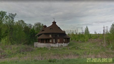 Вночі поблизу Житомира рятувальники гасили пожежу в дерев’яній двоповерховій будівлі