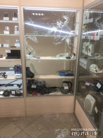 Потрощені вітрини та відсутність 6 мобільних телефонів - наслідки пограбування одного з ломбардів Житомира