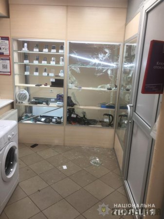 Потрощені вітрини та відсутність 6 мобільних телефонів - наслідки пограбування одного з ломбардів Житомира