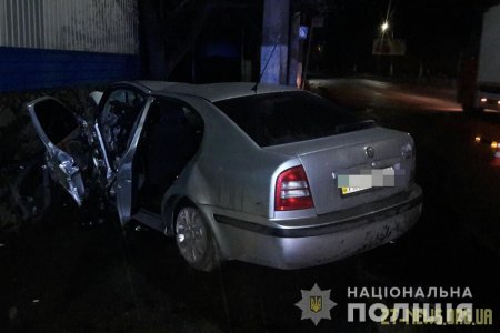 У Житомирі автомобіль зіткнувся з бетонним парканом: водій та пасажир отримали травми