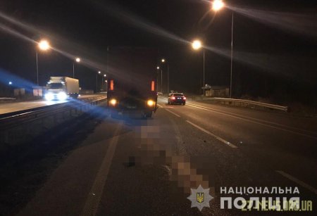На трасі Київ - Чоп вантажівка на смерть збила чоловіка