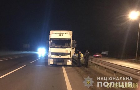 На трасі Київ - Чоп вантажівка на смерть збила чоловіка