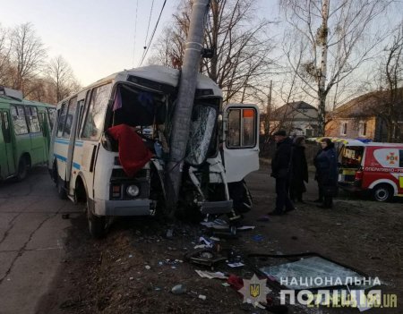 У Коростені автобус зіткнувся з електроопорою