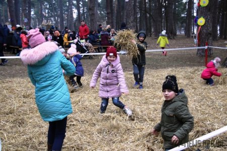 У Гідропарку розпочалися гуляння «Залицяння до Весни»