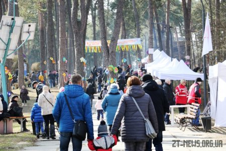 У Гідропарку розпочалися гуляння «Залицяння до Весни»