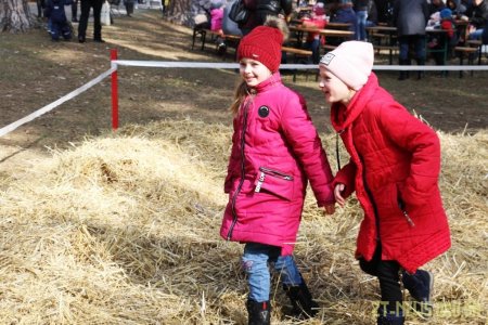 У Гідропарку розпочалися гуляння «Залицяння до Весни»
