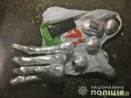 У Житомирі поблизу паркану виправної установи затримали чоловіка із наркотиками
