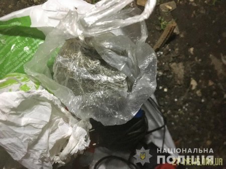 У Житомирі поблизу паркану виправної установи затримали чоловіка із наркотиками