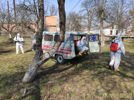 Працівники ДСНС показали, як здійснюють дезінфекцію машин екстреної медичної допомоги
