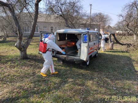 Працівники ДСНС показали, як здійснюють дезінфекцію машин екстреної медичної допомоги