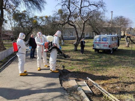 Працівники ДСНС показали, як здійснюють дезінфекцію машин екстреної медичної допомоги