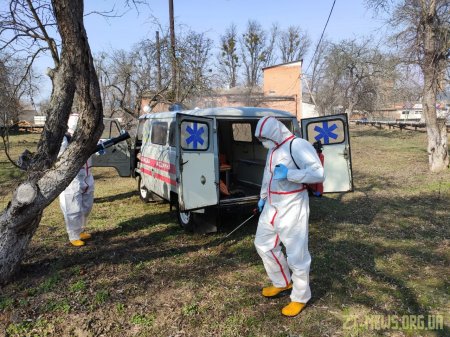 Працівники ДСНС показали, як здійснюють дезінфекцію машин екстреної медичної допомоги