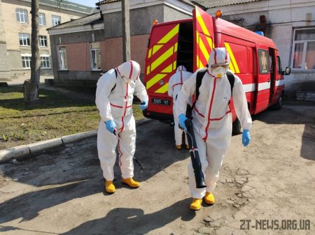 Працівники ДСНС показали, як здійснюють дезінфекцію машин екстреної медичної допомоги