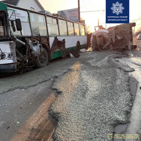 У Житомирі бетонозмішувач зіштовхнувся із тролейбусом