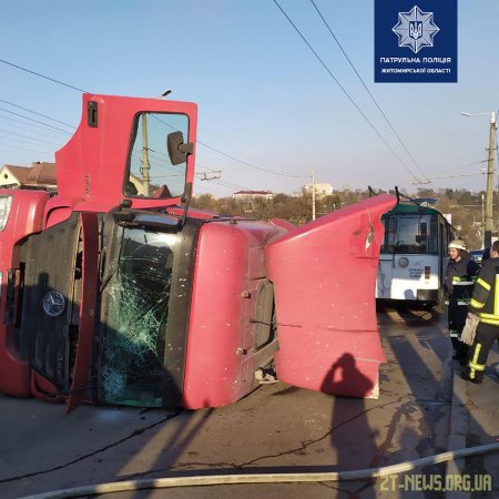 У Житомирі бетонозмішувач зіштовхнувся із тролейбусом